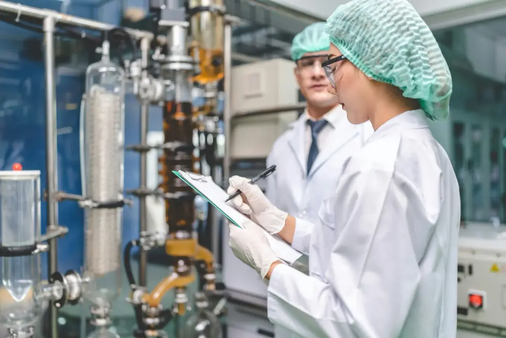 Analyse et contrôle qualité dans un laboratoire du secteur pharmaceutique.