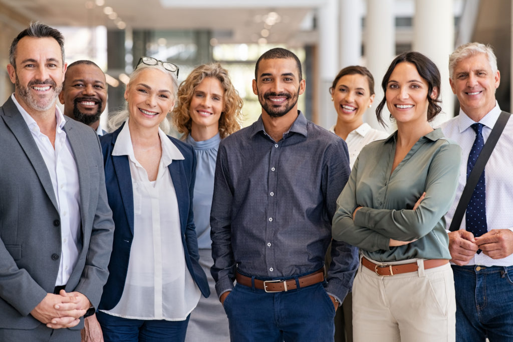 Équipe professionnelle multiculturelle travaillant avec succès.